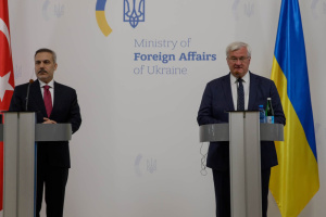 Le chef de la diplomatie ukrainienne estime que la Turquie pourrait accueillir une rencontre entre Zelensky et Poutine