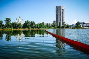 À Kyiv, les services municipaux nettoient depuis 2 semaines le lac après l'attaque de la Russie