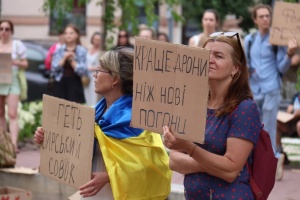 Les Ukrainiens poursuivent leurs manifestations contre le départ de l'ancien ministre de la Défense