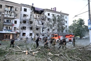 Guerre en Ukraine : deux morts et trente-trois blessés après une frappe aérienne russe sur Zaporijjia 