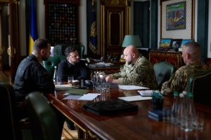 Volodymyr Zelensky poursuit ses consultations avec les militaires sur fond de remaniement au ministère de la Défense