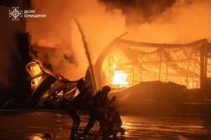 Tropas rusas atacan a los rescatistas en Sumy que extinguen un incendio en un centro comercial tras un bombardeo