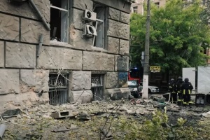 Rusia vuelve a atacar Odesa, causando daños en un edificio residencial y dejando dos heridos