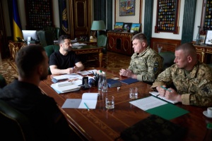 Zelensky escucha un informe sobre los preparativos para múltiples escenarios a lo largo del frente de Cherníguiv-Kyiv