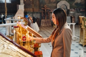 La bloguera estadounidense Laura Loomer visita el Monasterio de las Cuevas de Kyiv tras el ataque ruso