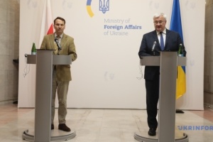 Sybiha habla con Sikorski sobre cómo seguir aumentando la presión sobre Rusia