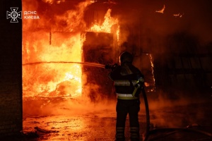 Raketenangriff auf Kyjiw: Rettungskräfte löschen Brände in drei Stadtteilen 