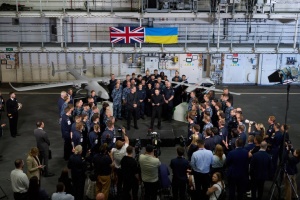 ゼレンシキー宇大統領とバーナム英首相、ウクライナと英国の海軍軍人と面会