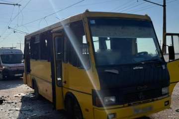 L’armée russe vise un minibus à Kherson : deux civils tués et huit autres blessés