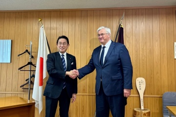 シビハ宇外相、岸田元日本首相と会談