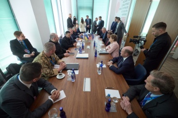 Le président Zelensky et une délégation du Congrès américain discutent de la livraison de missiles Patriot et du renforcement des sanctions contre la Russie