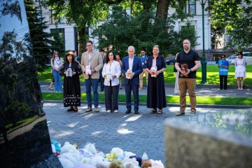 Mathernová honra en Járkiv la memoria de los niños que murieron a causa de la agresión rusa