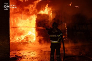 Raketenangriff auf Kyjiw: Rettungskräfte löschen Brände in drei Stadtteilen 