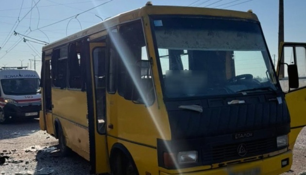 L’armée russe vise un minibus à Kherson : deux civils tués et huit autres blessés