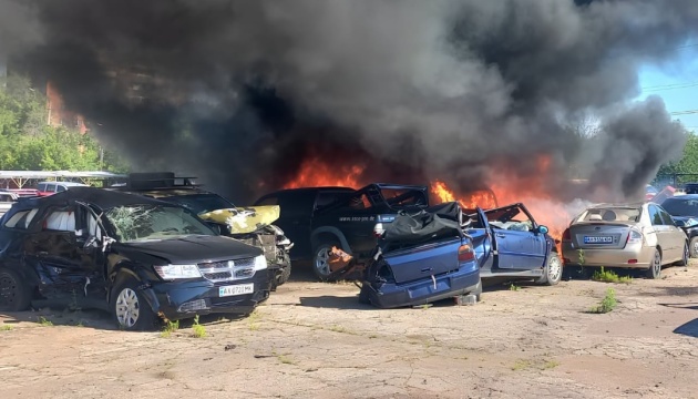 У Краматорську ворог поцілив дроном по автомобільному майданчику, спалахнула пожежа