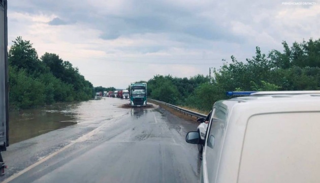 Рівненщину накрила сильна злива - на трасі Київ-Чоп ускладнений рух