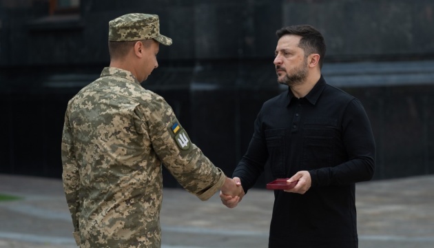 Зеленський нагородив воїнів армійської авіації