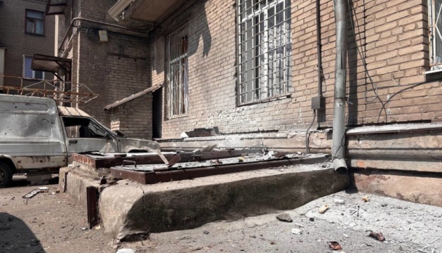 У Запоріжжі через ворожу атаку пошкоджений фасад ОВА, постраждала жінка