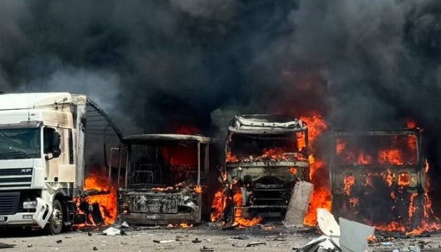 Війська РФ поцілили по СТО у Павлограді, загорілися вантажівки