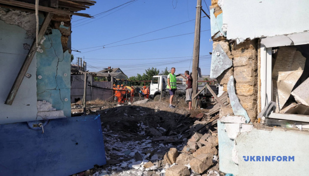 В Одесі після обстрілу РФ пошкоджені будинки та гуртожиток, триває розбір завалів