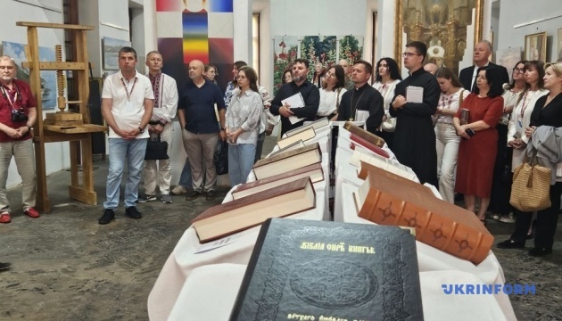 У Дубенському замку презентували пересувну виставку «Острозька реліквія 1581»