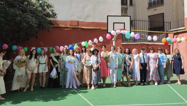 У Парижі підбили підсумки навчального року на мовних курсах для дітей та оголосили новий набір