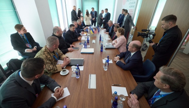 Le président Zelensky et une délégation du Congrès américain discutent de la livraison de missiles Patriot et du renforcement des sanctions contre la Russie