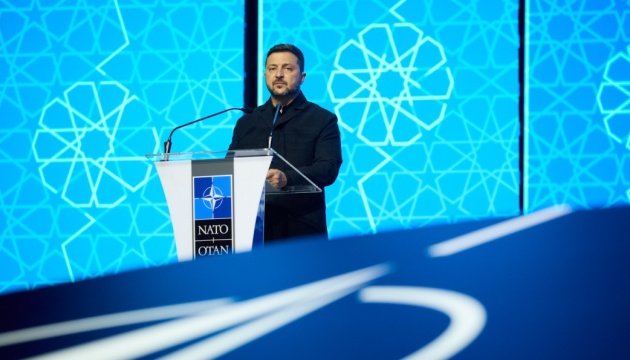Volodymyr Zelensky déclare que la Russie perd l'initiative dans la guerre et écarte la proposition de Poutine de se rendre à Moscou