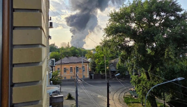 Ukranische Drohnen treffen Ölraffinierie von Ilsk und Hafen in Taganrog