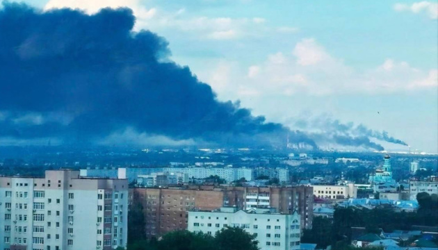Les forces de défense ukrainiennes frappent la raffinerie de Syzran, dix pétroliers et quatre ferries russes