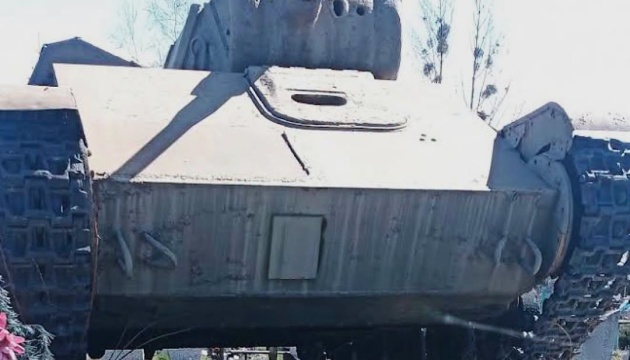 На Харківщині вкрали танк із меморіалу Другої світової на кладовищі та пошкодили понад 10 могил
