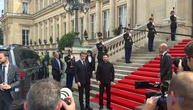 Zelenskyj prišiel na francúzske ministerstvo zahraničných vecí, kde sa uskutoční stretnutie protiraketovej koalície Zelenskyj prišiel na francúzske ministerstvo zahraničných vecí, kde sa uskutoční stretnutie protiraketovej koalície