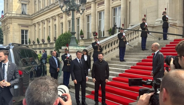 Zelensky accueilli par Macron au ministère français des Affaires étrangères avant la réunion de la coalition antibalistique