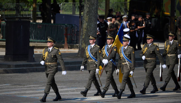 Militares y pilotos ucranianos participan en el desfile en París