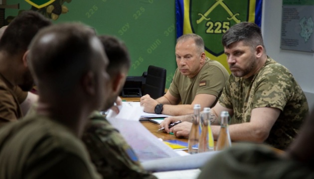 CinC Syrskyi, Oleksandrivka bölgesindeki muharebe birimlerini ziyaret etti