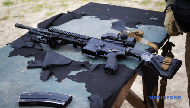 Špeciálny projekt „Otestované v boji“: Ukrinform testuje útočnú pušku Heckler & Koch