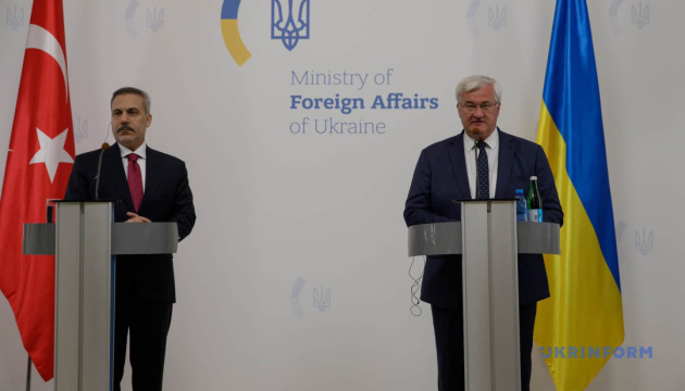 Le chef de la diplomatie ukrainienne estime que la Turquie pourrait accueillir une rencontre entre Zelensky et Poutine