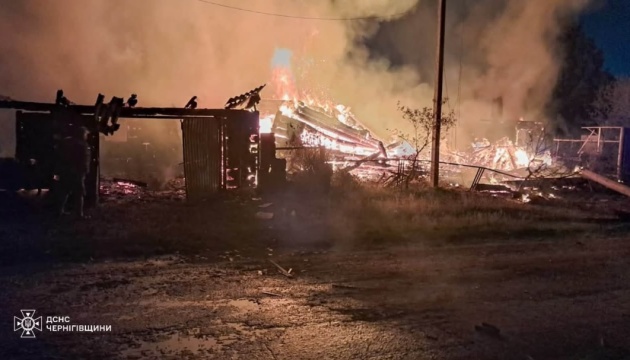 Son 24 saatte Chernihiv bölgesine düzenlenen Rus insansız hava aracı saldırılarında altı kişi yaralandı, bunlar arasında üç çocuk da var.