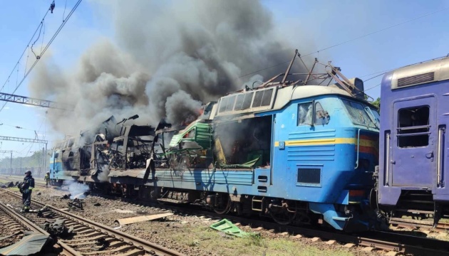 Russia strikes locomotive and passenger train in Zaporizhzhia region — Kalashnyk