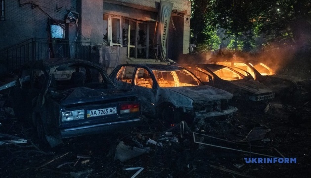 Guerre en Ukraine : une octogénaire tuée et quinze blessés dans une attaque aérienne russe sur Kyiv