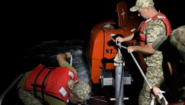 У Чорному морі врятували моряка-філіппінця із судна, атакованого російським дроном