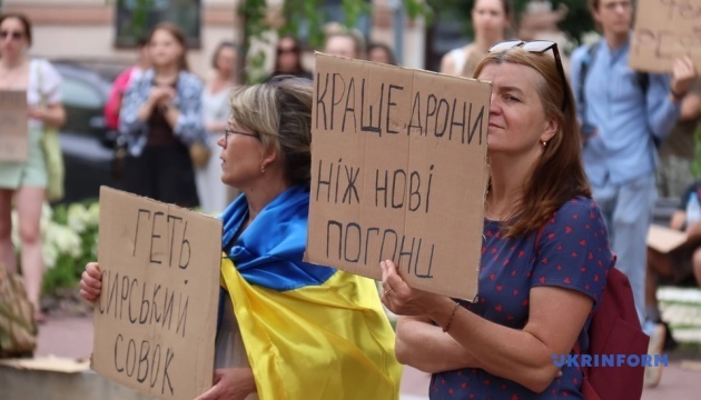 Les Ukrainiens poursuivent leurs manifestations contre le départ de l'ancien ministre de la Défense