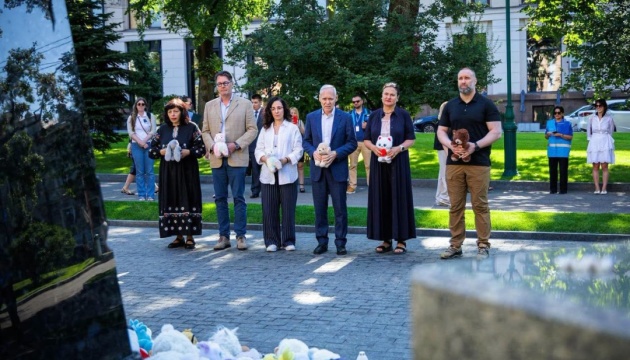 Mathernová honra en Járkiv la memoria de los niños que murieron a causa de la agresión rusa