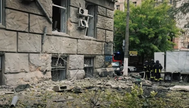 Russians strike downtown Odesa: Building damaged, three injured