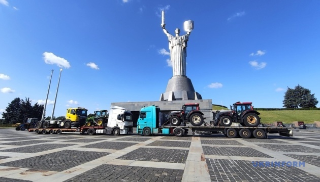 Фінське місто передало Ізюму три трактори, тягач та генератори