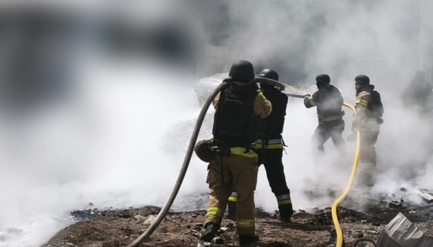Військові РФ вдарили по харчовому підприємству у Павлограді: троє загиблих, 19 поранених