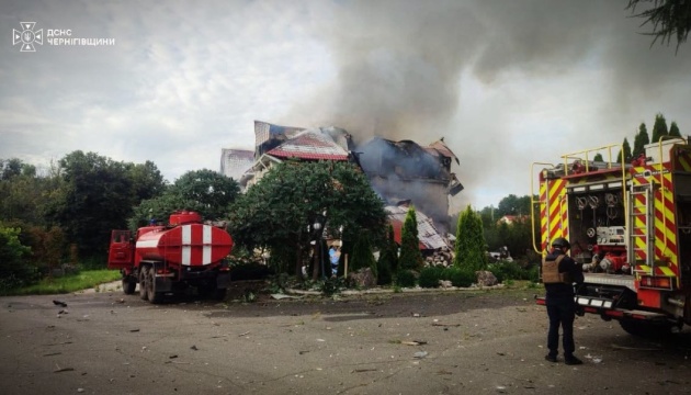 Військові РФ атакували дронами Чернігівщину: горіли АЗС та пансіонат