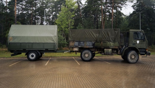 Латвійська компанія передала Україні причіп для швидкого розгортання колючого дроту