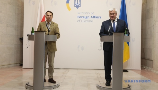 Sybiha habla con Sikorski sobre cómo seguir aumentando la presión sobre Rusia