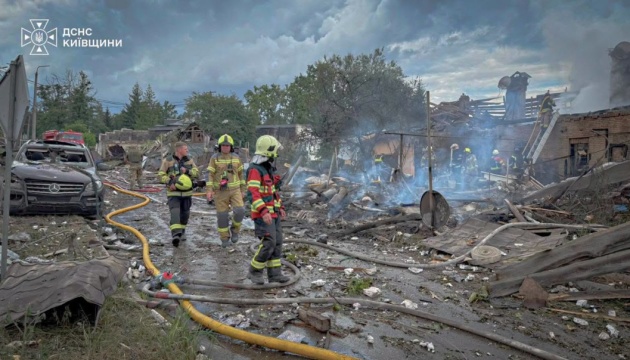 10 загиблих і десятки постраждалих: рятувальники показали наслідки ракетного удару РФ на Київщині
